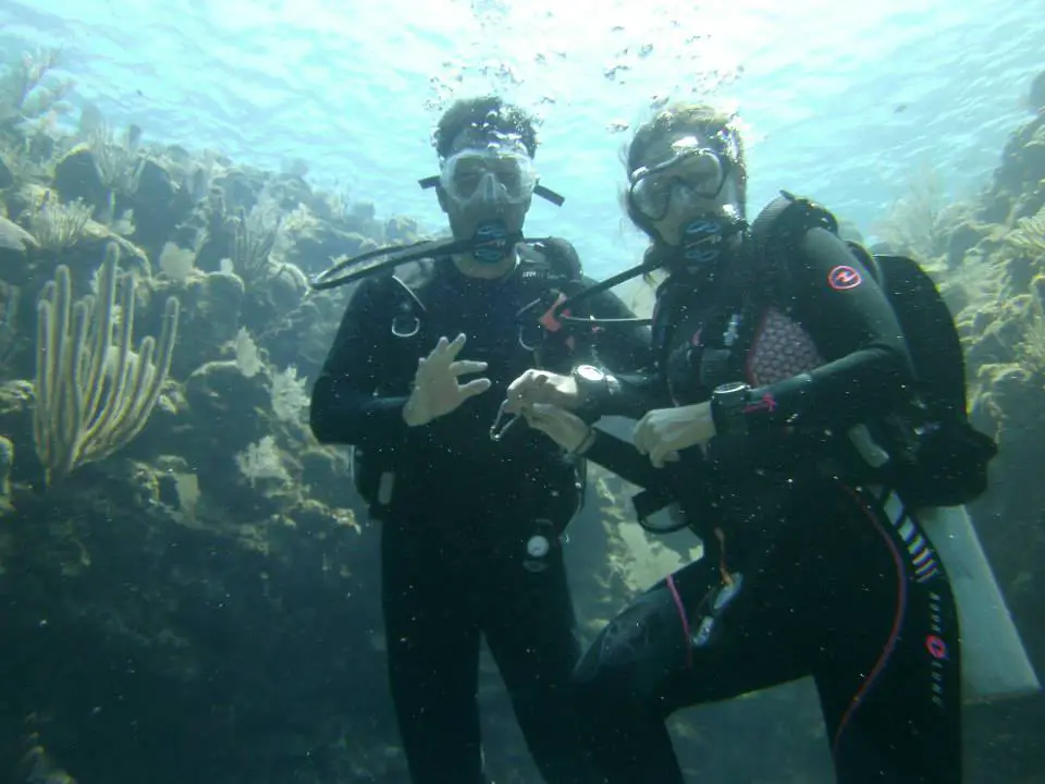 Amanda Walkins and Jonathan Clarkin scuba diving in Roatan