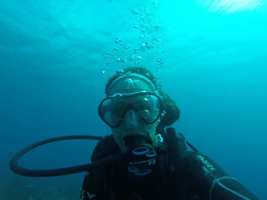 Amanda Walkins expat writer in Roatan scuba selfie